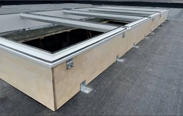 installation de costière pour lanterneau sur toit plat VELUX